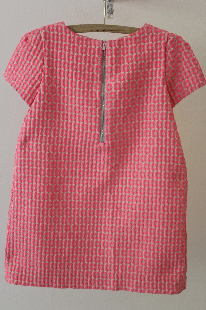 preloved creme jurk met fluo-roze bloemen en korte mouwen van bonpoint in maat 122-128