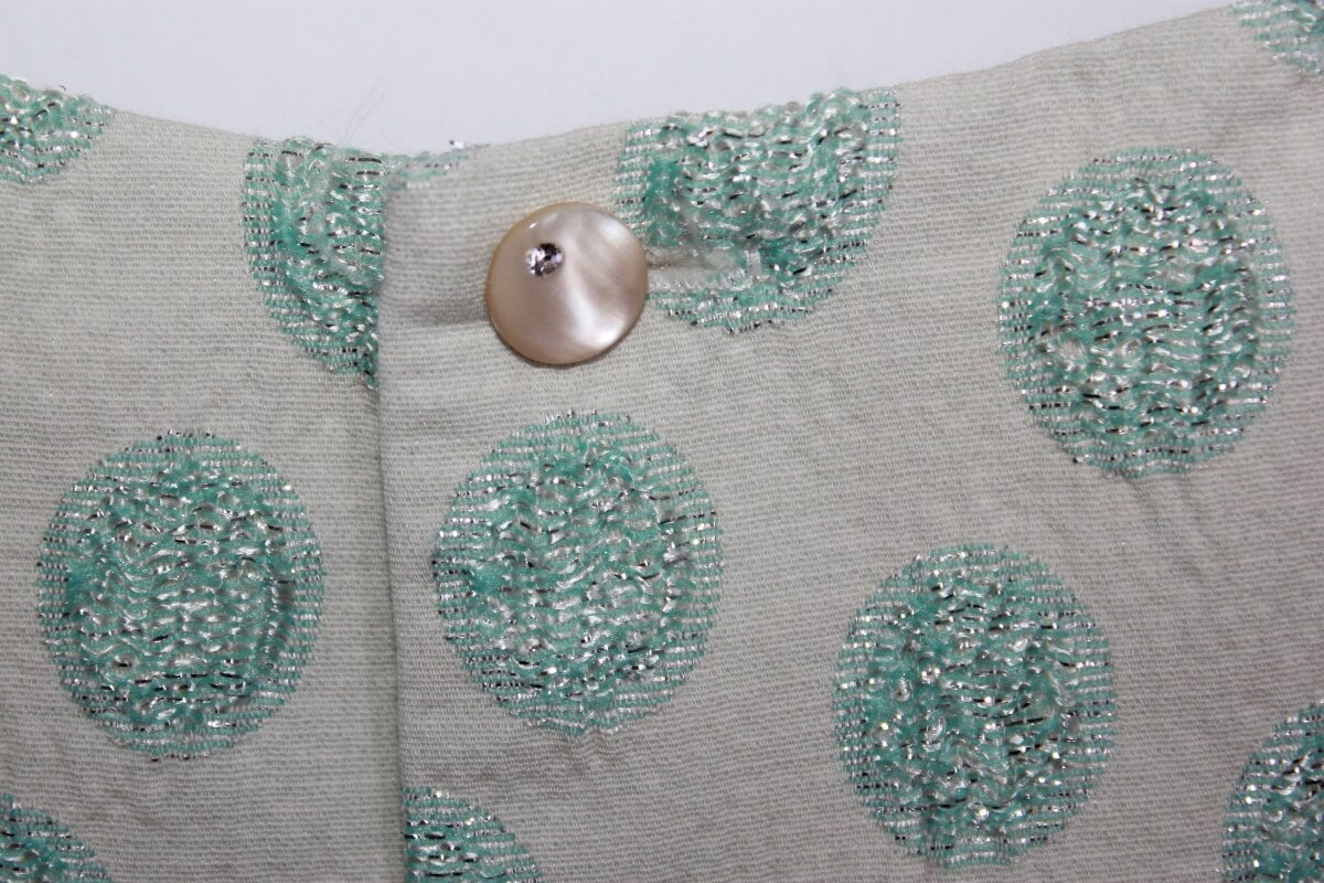 tweedehands creme jurk met groene glitter stippen en korte mouwen in maat 122-128 van bonpoint