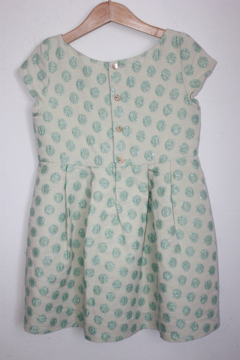 tweedehands creme jurk met groene glitter stippen en korte mouwen in maat 122-128 van bonpoint