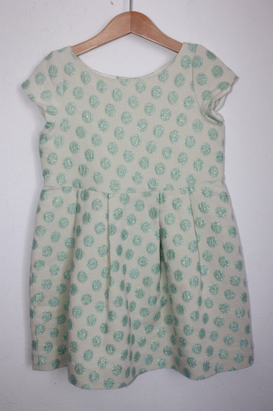 tweedehands creme jurk met groene glitter stippen en korte mouwen in maat 122-128 van bonpoint