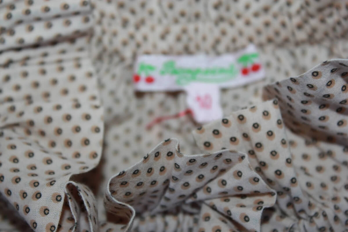 tweedehands katoenen beige blouse met bruine stipjes en lange mouwen van bonpoint, maat-134-140
