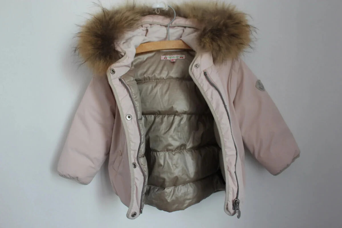 tweedehands lichtroze winterjas met capuchon en bontkraag van bonpoint in maat 80