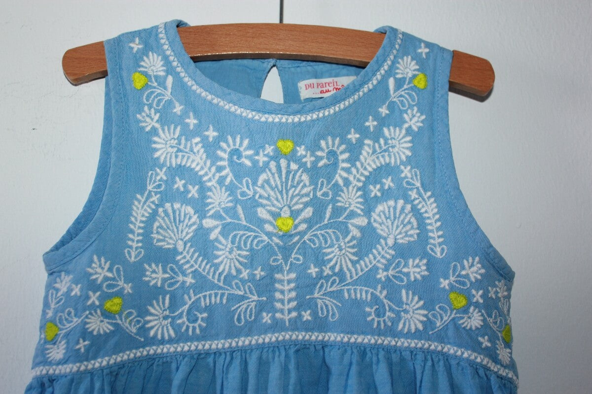 tweedehands-zomerse-lichtblauw-wit-geborduurde-mouwloze-jurk-dpam-meisje-maat98