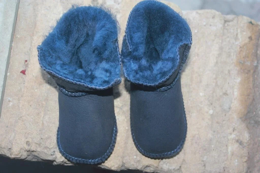 donkerblauwe-nubuck-bontlaarsjes-maat-20-baby-unisex-ugg