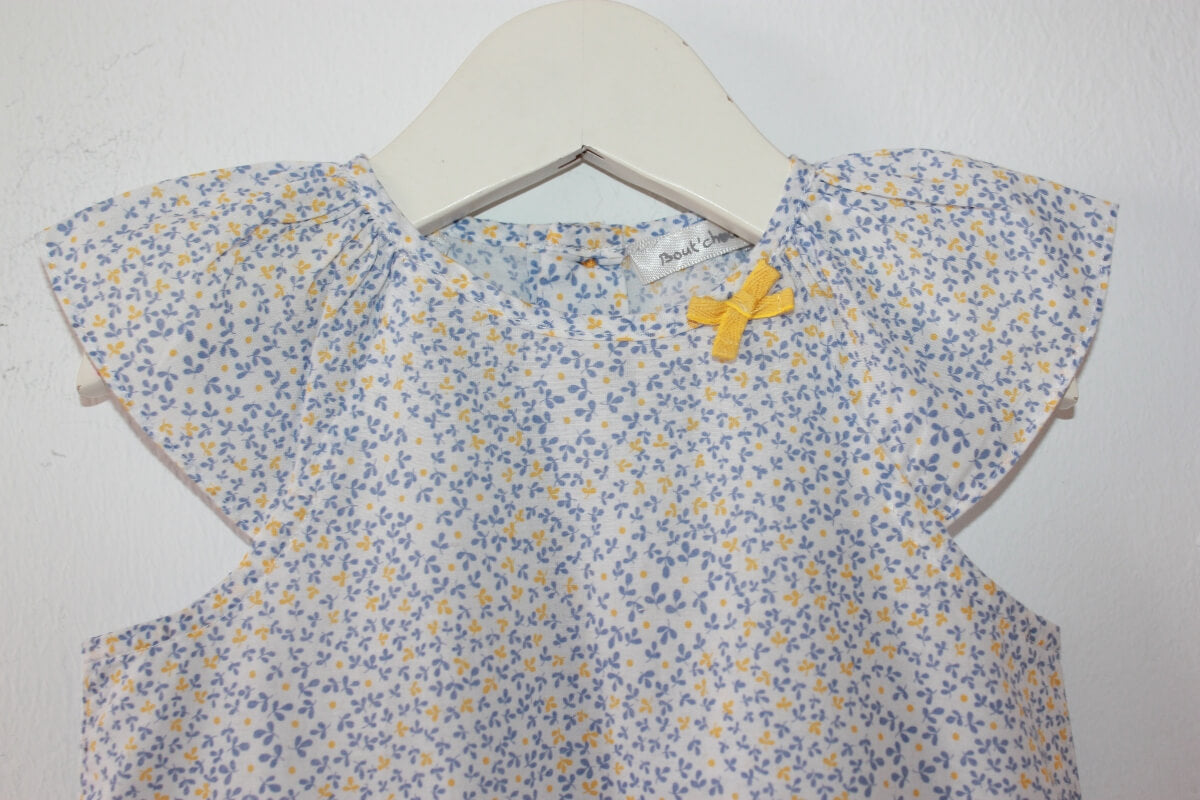 tweedehands-zomerse-witte-lichtblauwe-gele-gebloemde-blouse-korte-mouwen-maat-68-baby-meisje-boutchou