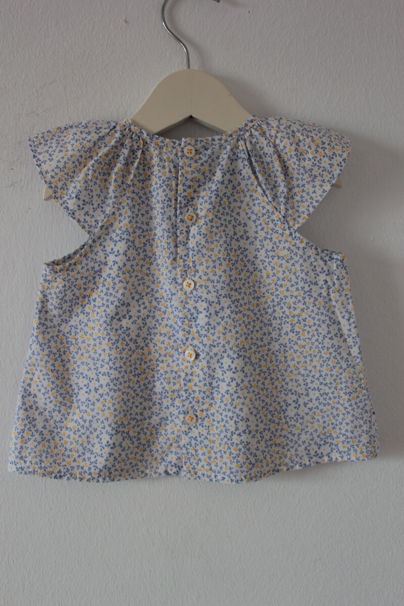 tweedehands-zomerse-witte-lichtblauwe-gele-gebloemde-blouse-korte-mouwen-maat-68-baby-meisje-boutchou