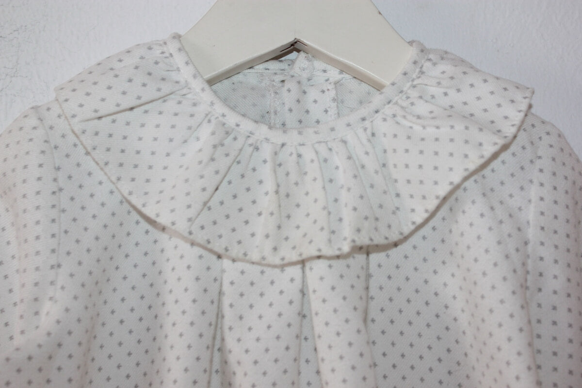 tweedehands-creme-grijze-blouse-lange-mouwen-volantkraag-baby-meisje-maat-68-confegal