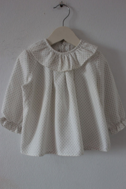 tweedehands-creme-grijze-blouse-lange-mouwen-volantkraag-baby-meisje-maat-68-confegal