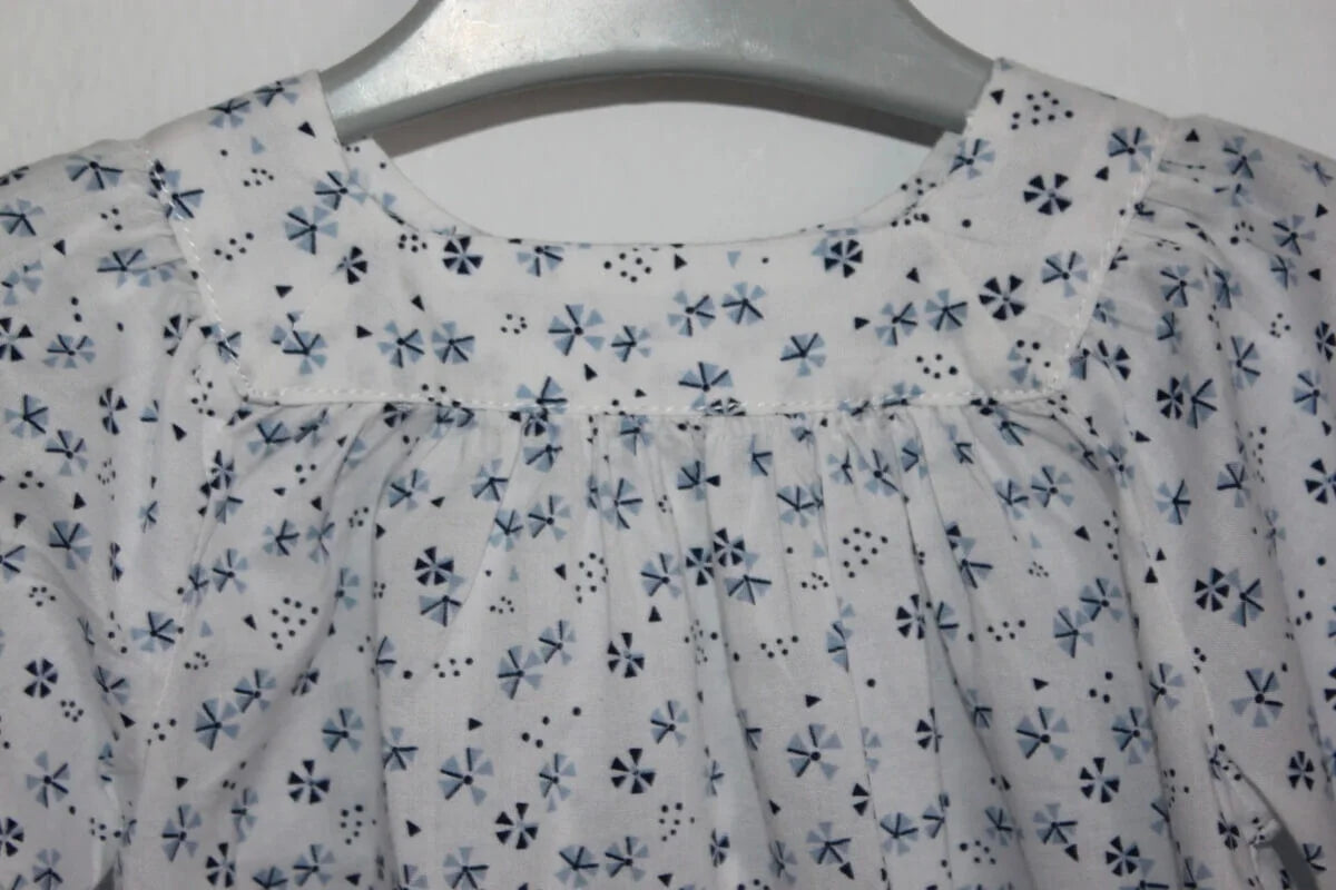 tweedehands-witte-blouse-blauwe-bloemetjes-lange-mouwen-maat-68-baby-meisje-tex