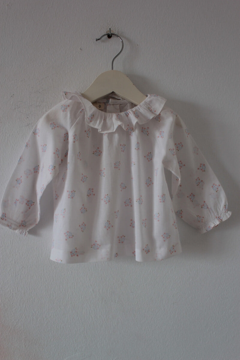 tweedehands-witte-gebloemde-blouse-lange-mouwen-volantkraag-maat-68-baby-meisje-gocco