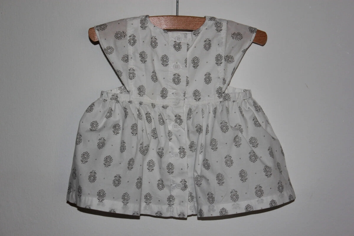 tweedehands-zomerse-wit-grijze-blouse-korte-mouwen-maat-68-baby-meisje-petit-bateau