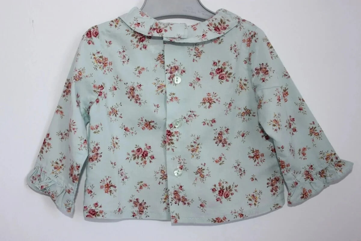 tweedehands-lichtblauwe-blouse-lange-mouwen-flowerprint-volantkraagje-maat-62-baby-meisje-printemps