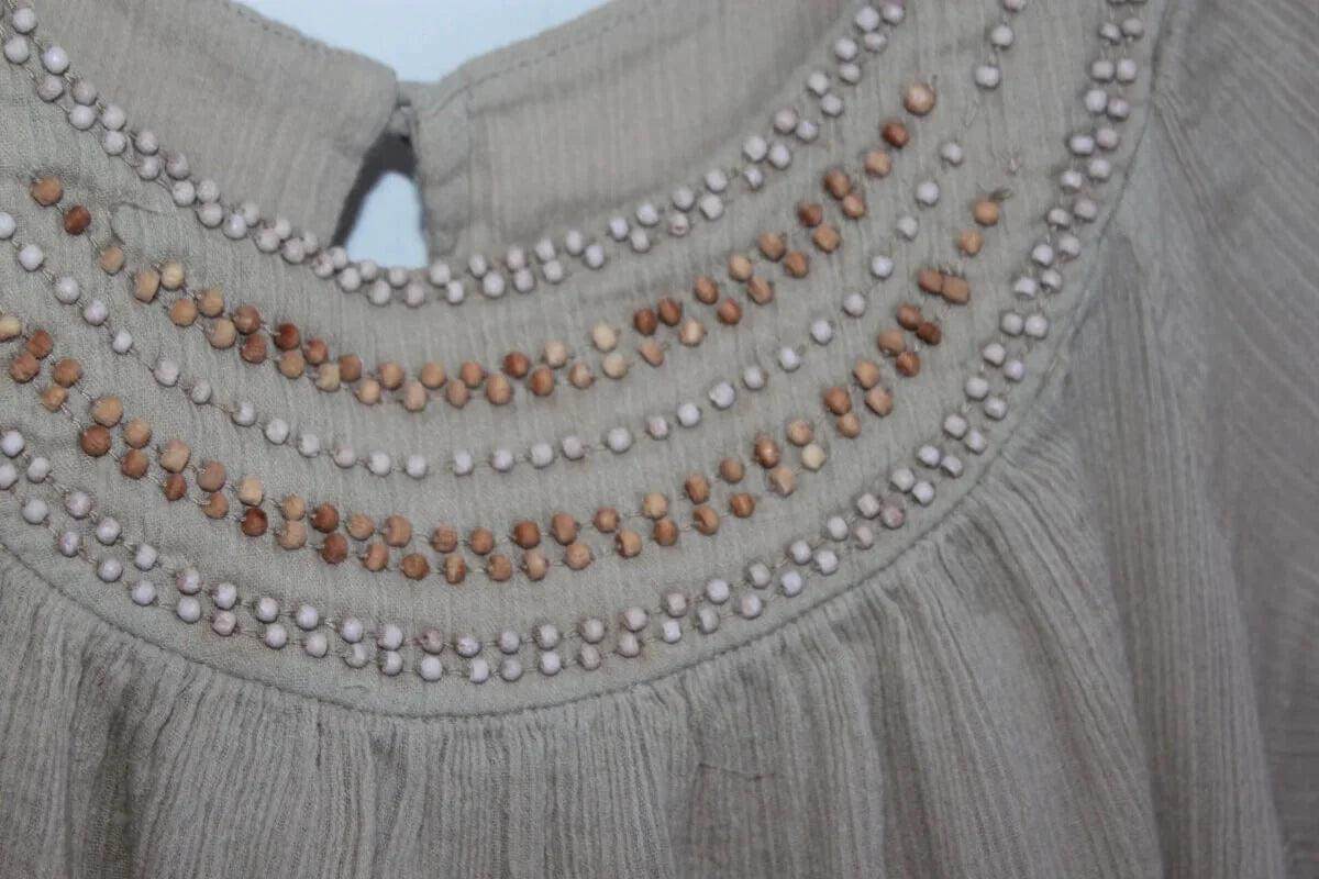 tweedehands-beige-blouse-kraaltjes-korte-mouwen-maat-110-meisje-bonpoint