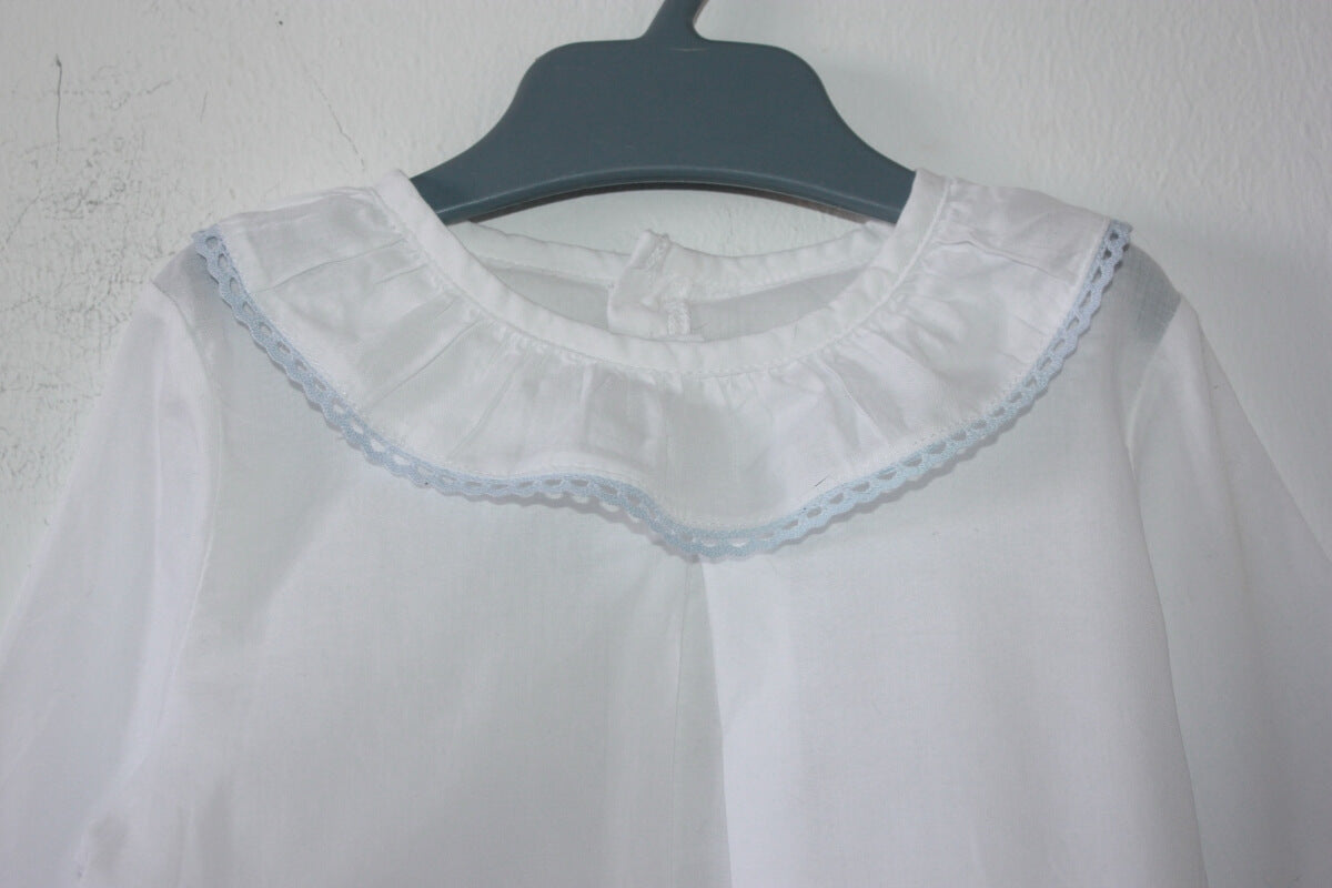 tweedehands-witte-lichtblauwe-blouse-lange-mouwen-volantkraagje-maat-74-baby-meisje-babyclass