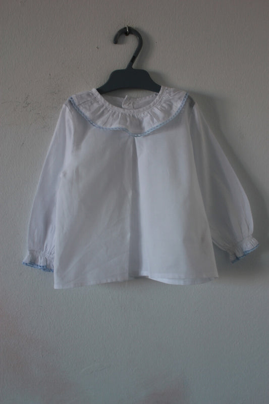 tweedehands-witte-lichtblauwe-blouse-lange-mouwen-volantkraagje-maat-74-baby-meisje-babyclass