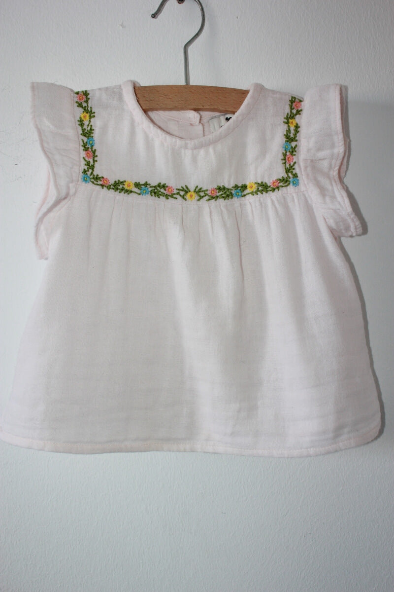 tweedehands-lichtroze-blouse-korte-volantmouwen-geborduurde-bloemen-maat-68-baby-meisje-cyrillus