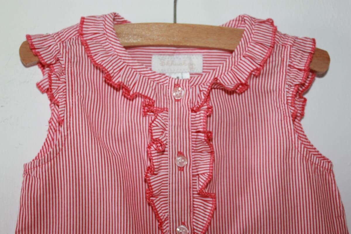 tweedehands-rood-wit-gestreepte-mouwloze-zomerse-blouse-volants-maat-80-baby-skhuaban