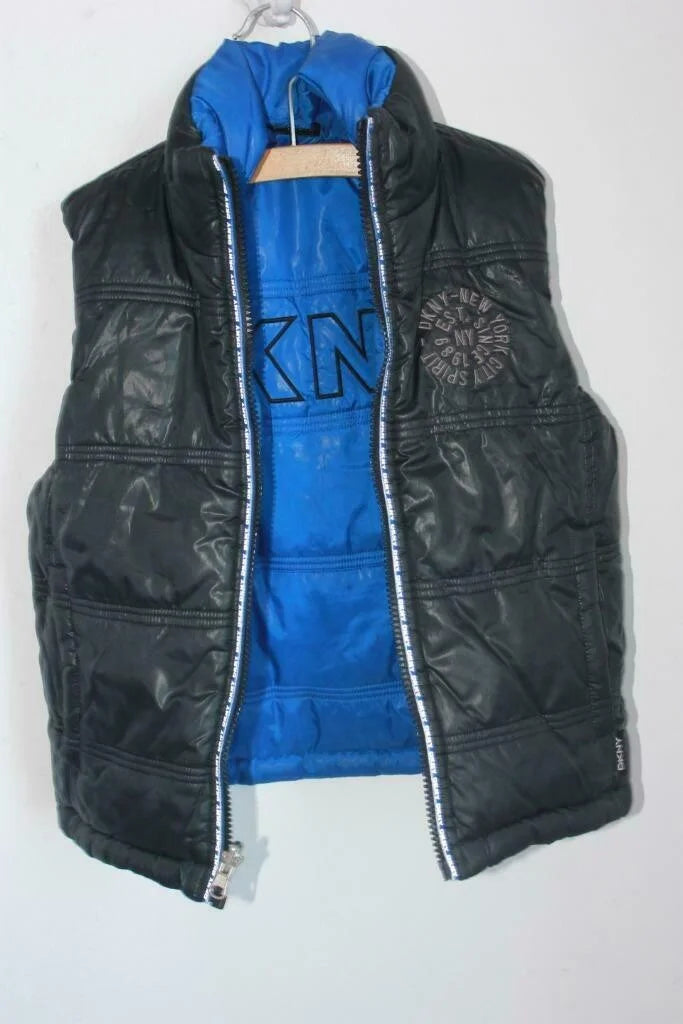 tweedehands-blauwe-bodywarmer-maat-116-jongen-dkny