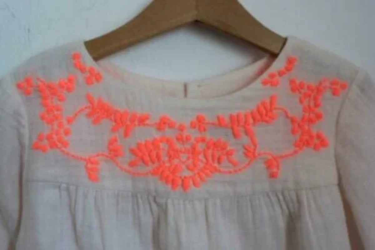 tweedehands-creme-blouse-fluo-koraalroze-geborduurde-bloemen-driekwart-mouwen-maat-110-meisje-bonpoint