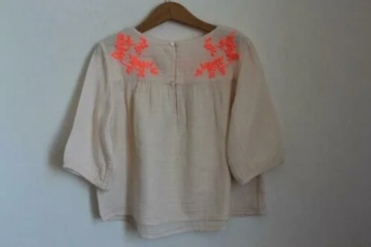 tweedehands-creme-blouse-fluo-koraalroze-geborduurde-bloemen-driekwart-mouwen-maat-110-meisje-bonpoint