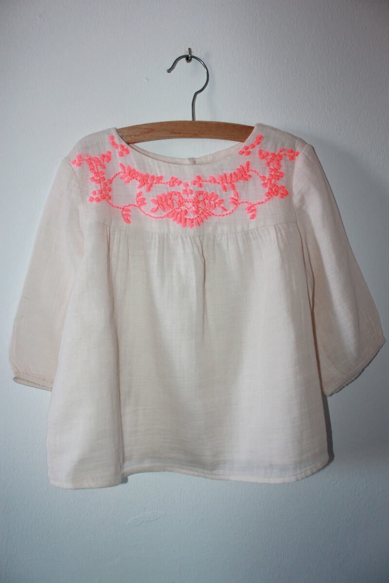 tweedehands-creme-blouse-fluo-koraalroze-geborduurde-bloemen-driekwart-mouwen-maat-110-meisje-bonpoint