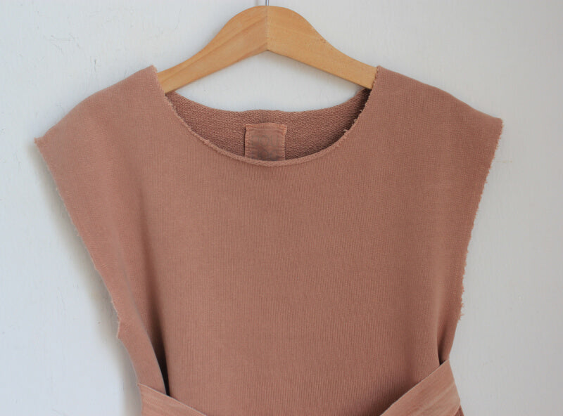 mouwloze-bruinroze-sweater-maat-128-douuod