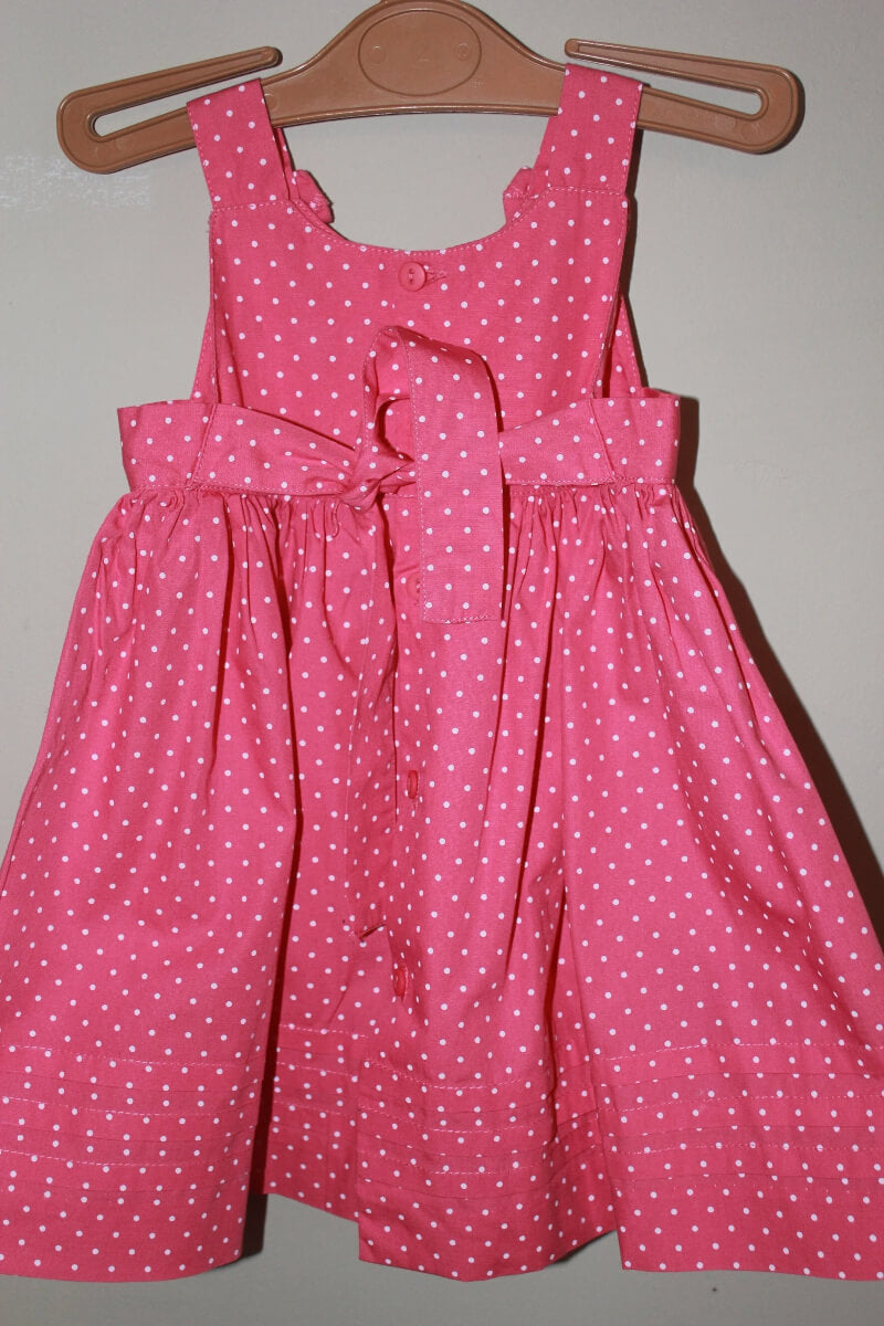 tweedehands-zomerse-fuchsia-jurk-witte-stipjes-schouderbandjes-maat-74-baby-meisje-boutchou