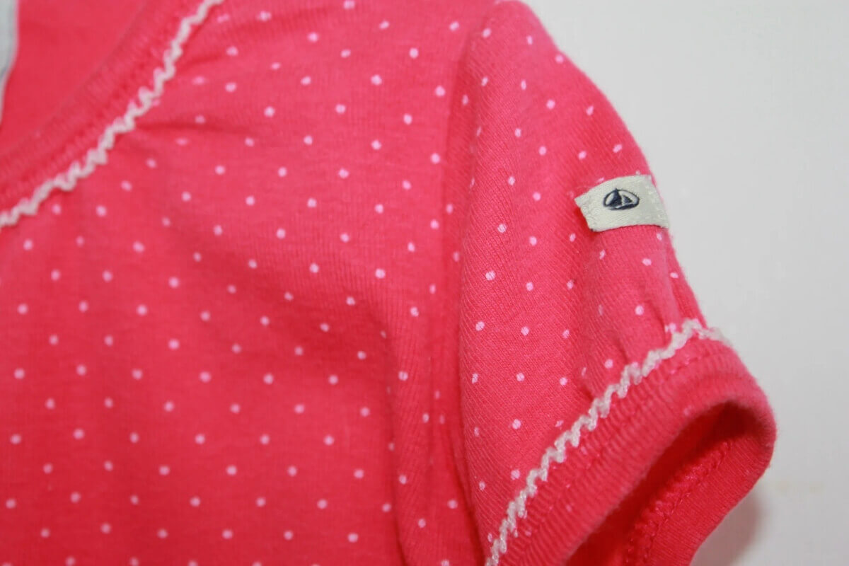 tweedehands-fuchsia-romper-witte-stippen-korte-mouwen-maat-62-petit-bateau