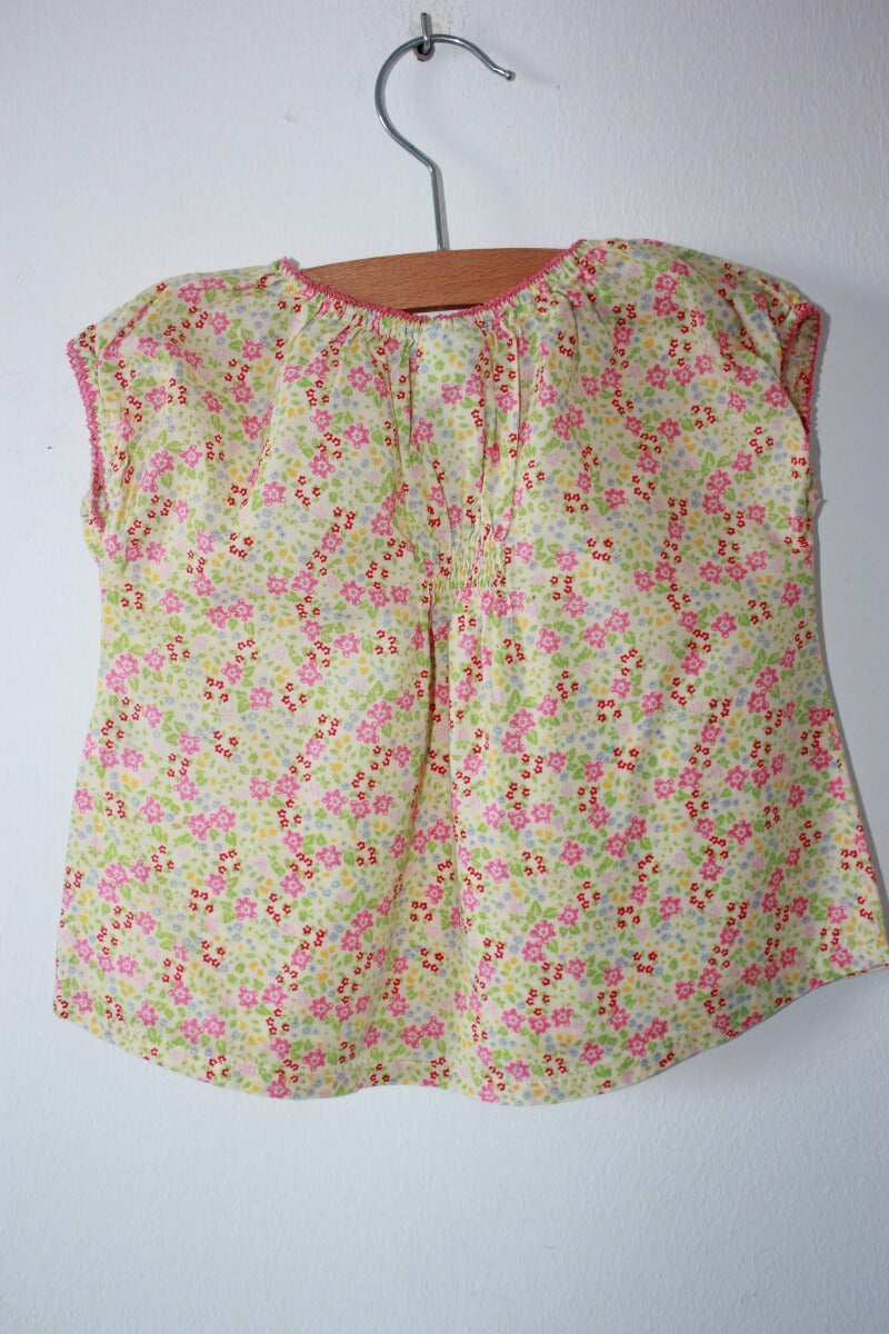 tweedehands-gebloemde-blouse-multicolour-korte-mouwen-maat-68-baby-meisje-petit-bateau