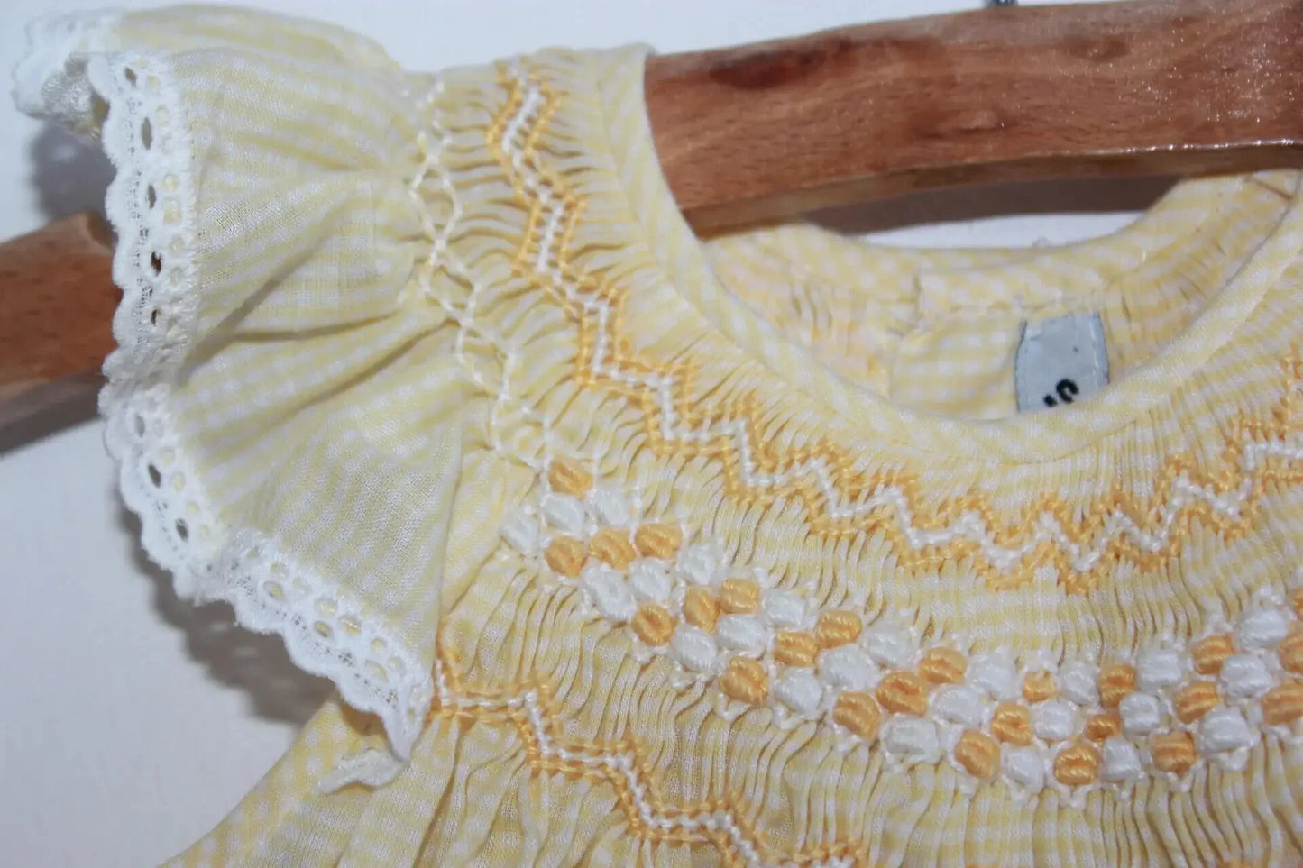 tweedehands-zomerse-gesmockte-geruite-geel-witte-jurk-korte-volantmouwen-maat-68-baby-meisje-el-corte-ingles