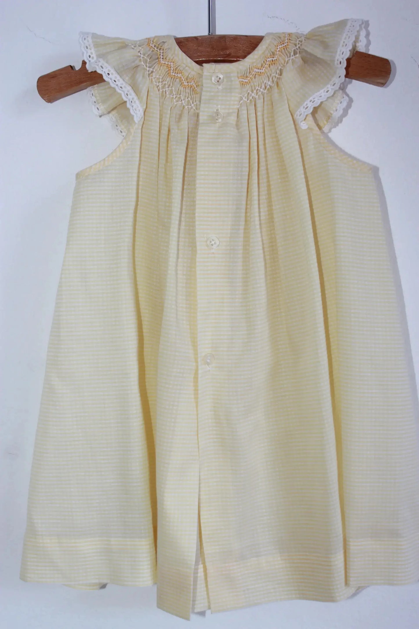 tweedehands-zomerse-gesmockte-geruite-geel-witte-jurk-korte-volantmouwen-maat-68-baby-meisje-el-corte-ingles