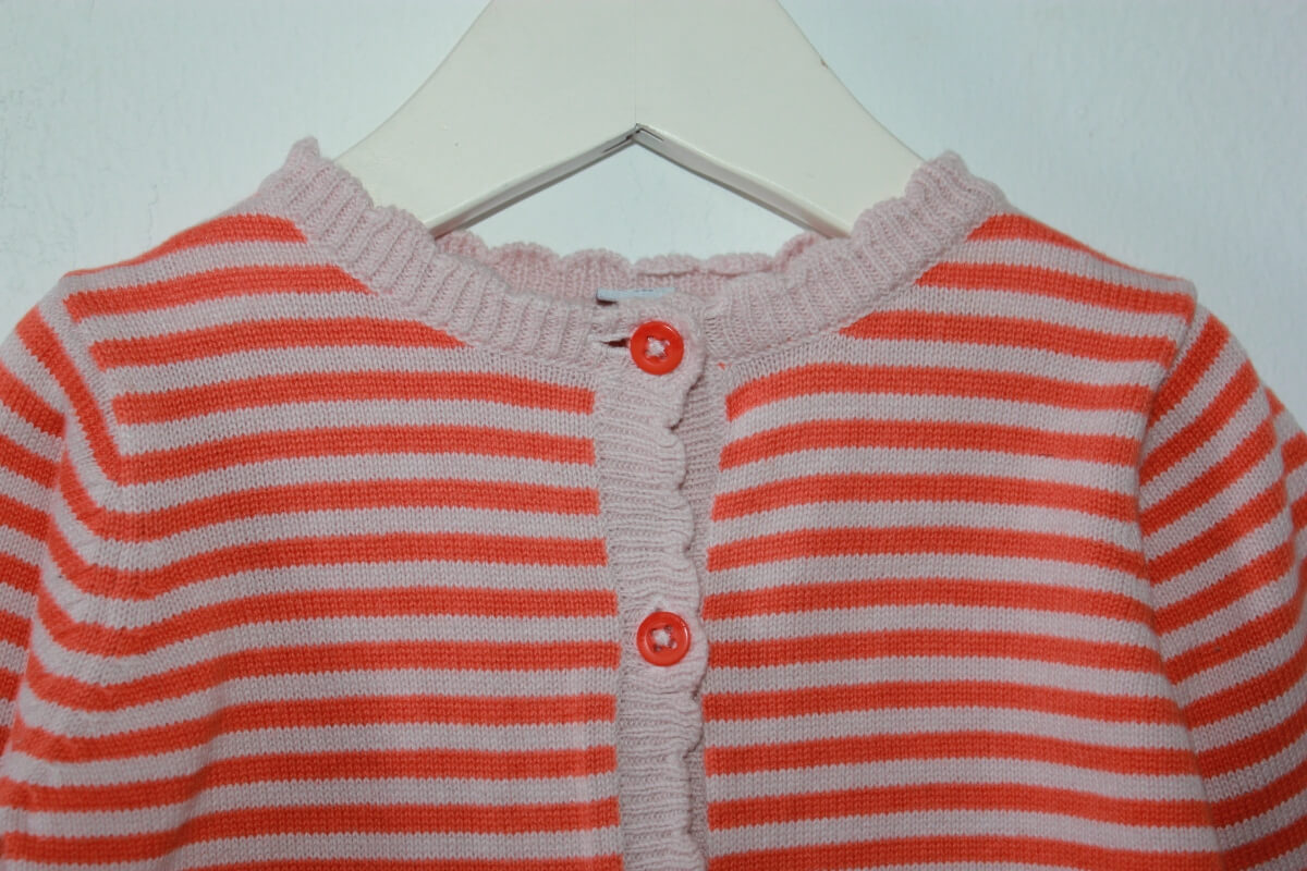 tweedehands-oranje-beige-gestreept-petit-bateau-vest-maat-68-baby-meisje