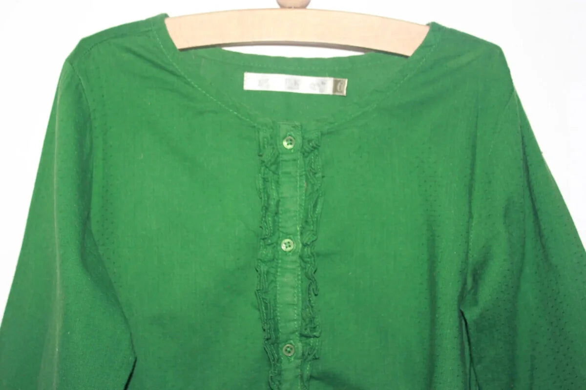 tweedehands-groene-blouse-lange-mouwen-volants-maat-116-meisje-cfk