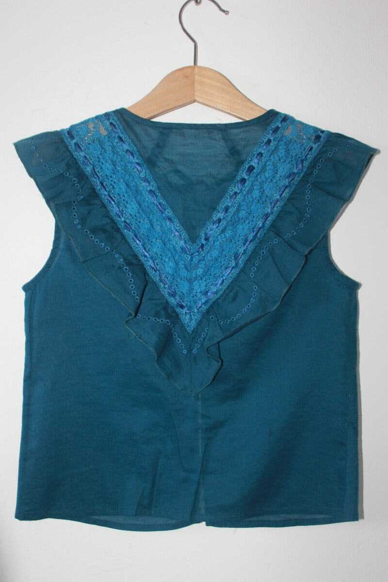 tweedehands-mouwloze-groenblauwe-blouse-kant-volant-maat-116-meisje-bonpoint