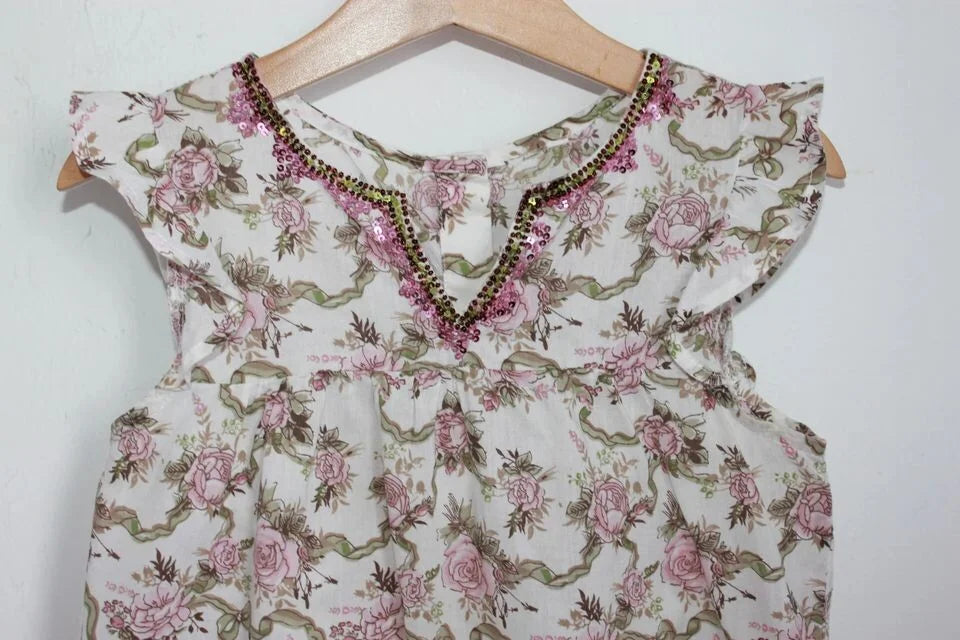 tweedehands-zomerse-blouse-korte-mouwen-pailletten-flowerprint-meisje-maat-116-hennes-en-mauritz