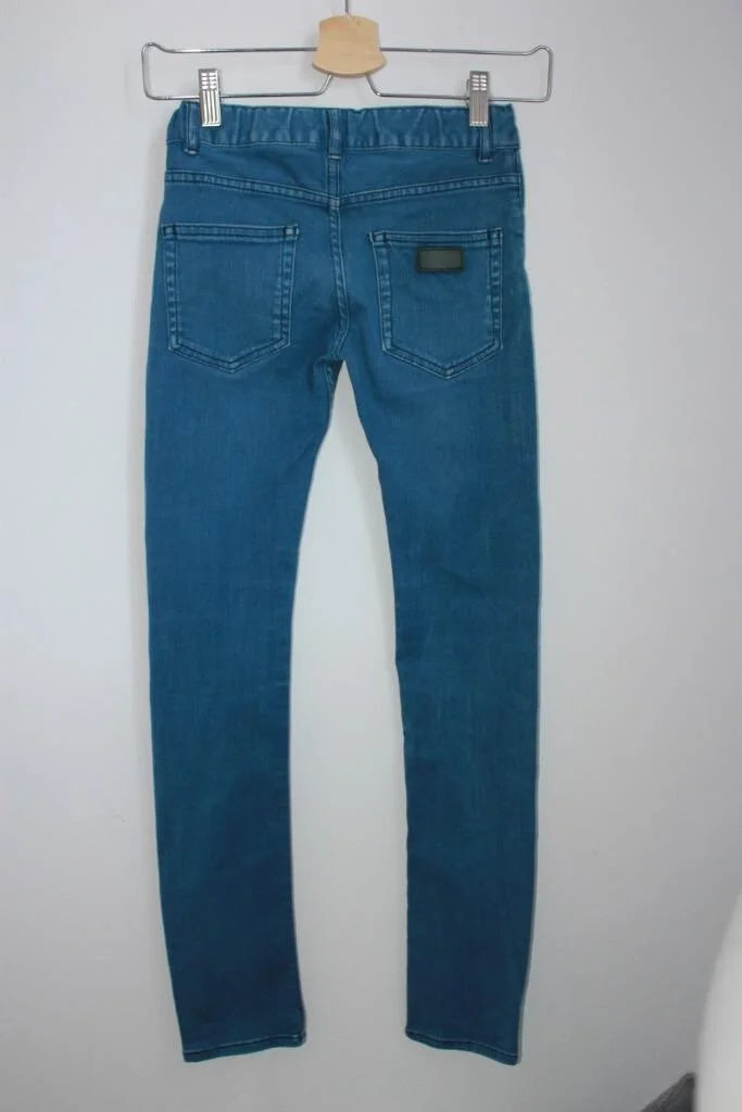 tweedehands-blauwe-jeans-maat-134-meisje-finger-in-the-nose