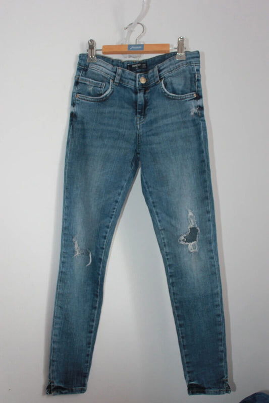 tweedehands-blauwe-jeans-scheuren-maat-140-mango