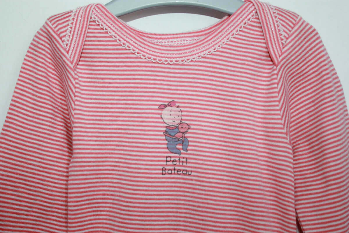 tweedehands-koraalroze-wit-gestreepte-romper-lange-mouwen-maat-68-petit-bateau