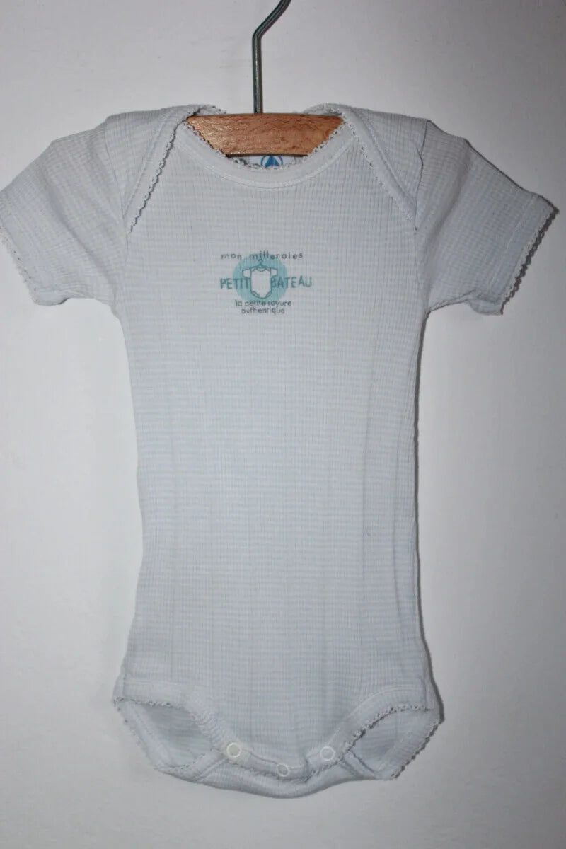 tweedehands-lichtblauw-wit-gestreepte-unisex-romper-kortemouwen-petitbateau-maat62