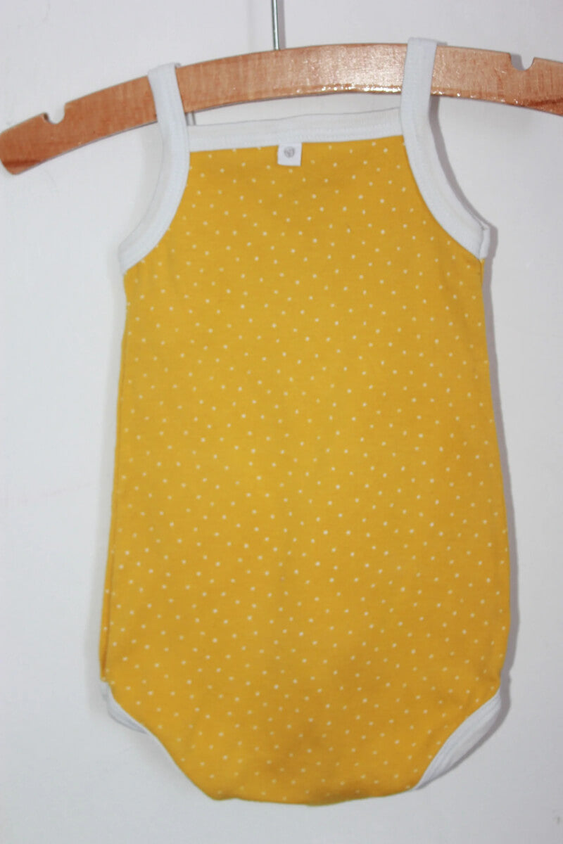 tweedehands-mosterdgele-romper-witte-stipjes-schouderbandjes-petit-bateau-maat-62