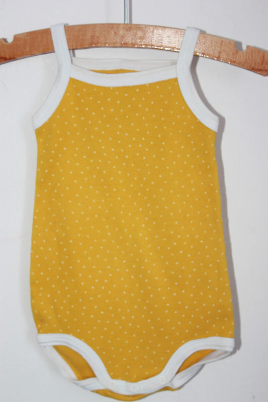 tweedehands-mosterdgele-romper-witte-stipjes-schouderbandjes-petit-bateau-maat-62