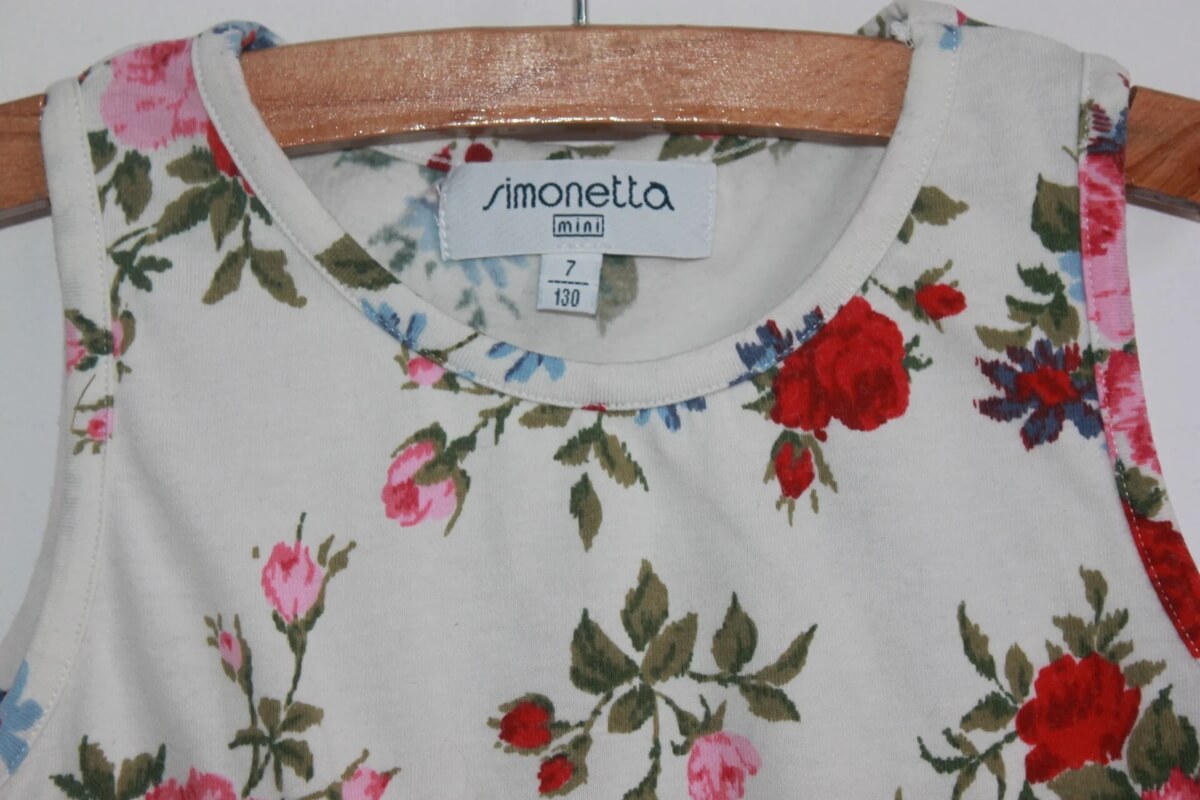 tweedehands-mouwloos-shirtje-bloemen-maat-116-meisje-simonetta