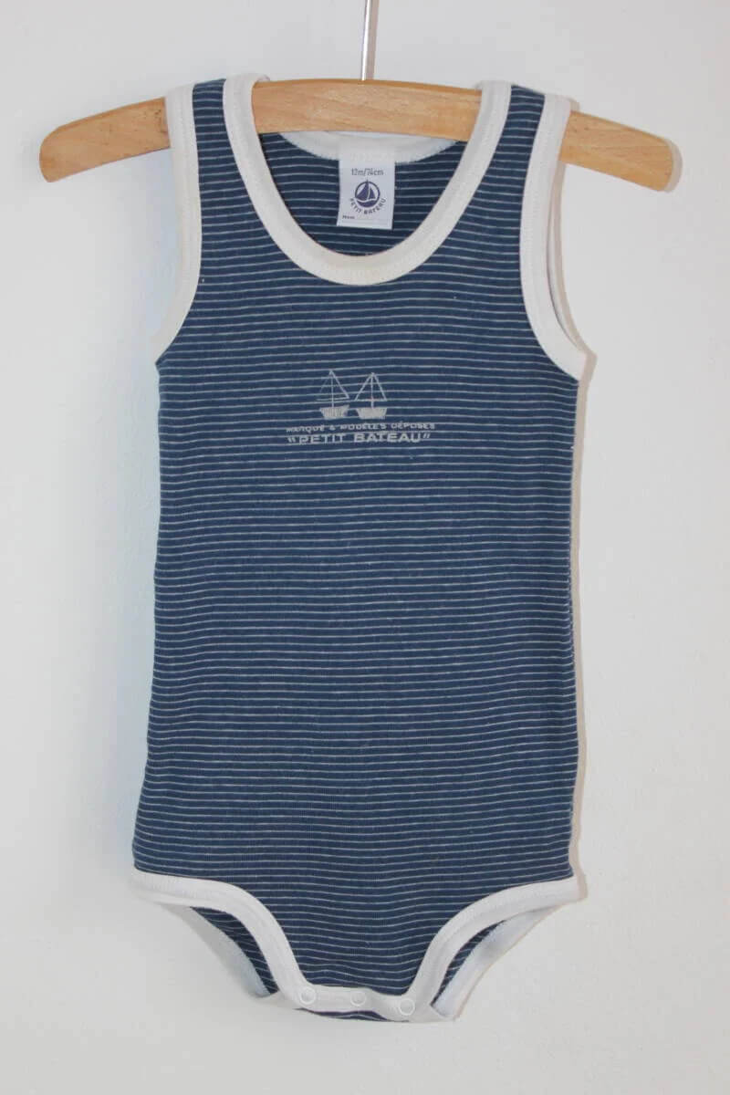 tweedehands-donkerblauw-wit-gestreepte-mouwloze-romper-maat-62-petit-bateau