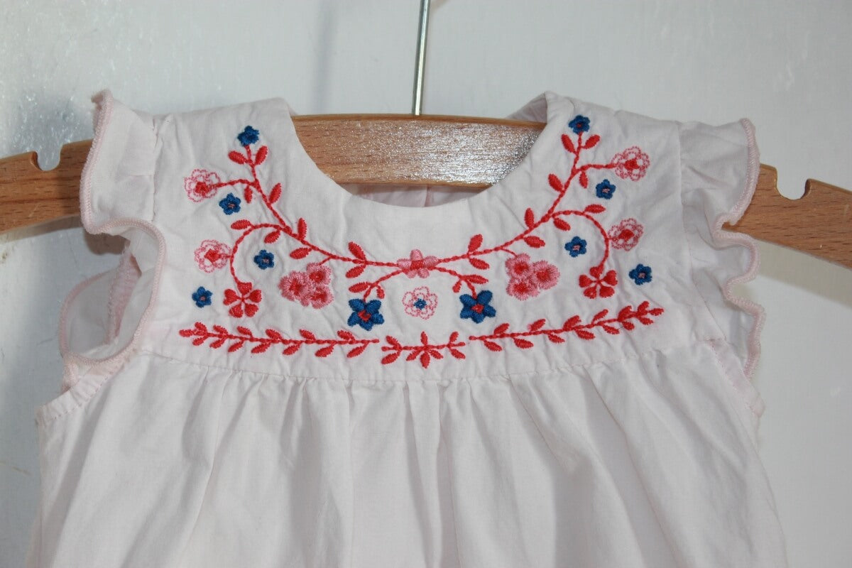 tweedehands-geborduurd-zomers-mouwloos-pakje-maat-56-petit-bateau