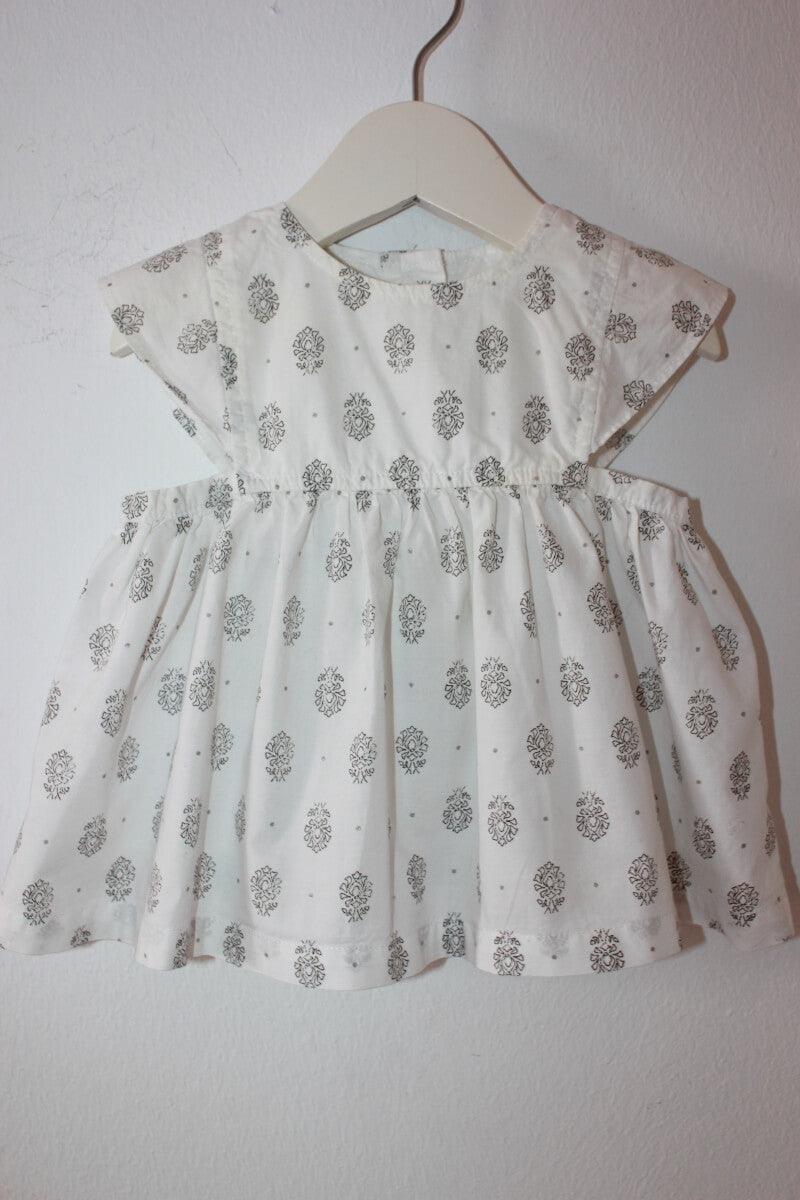 tweedehands-zomerse-wit-grijze-blouse-korte-mouwen-maat-68-baby-meisje-petit-bateau