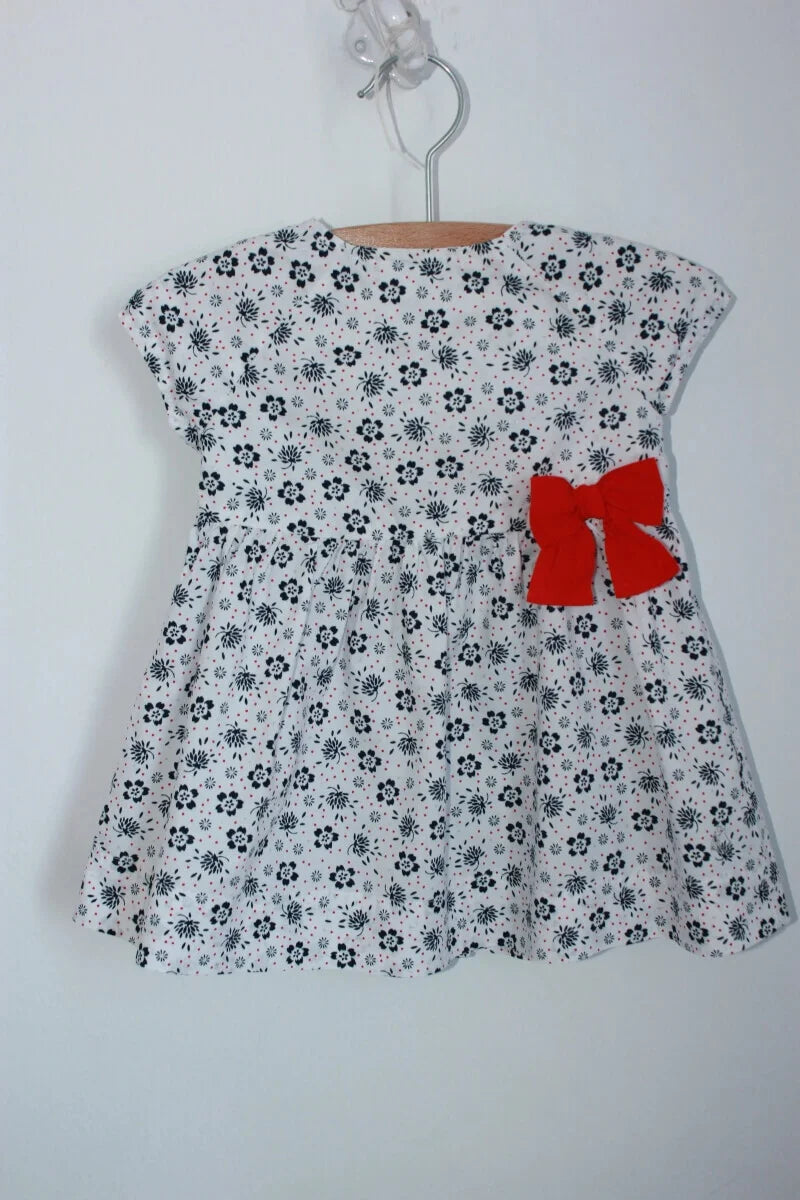 wit-donkerblauw-gebloemde-zomerse-jurk-rode-strik-korte-mouwen-maat-68-petit-bateau