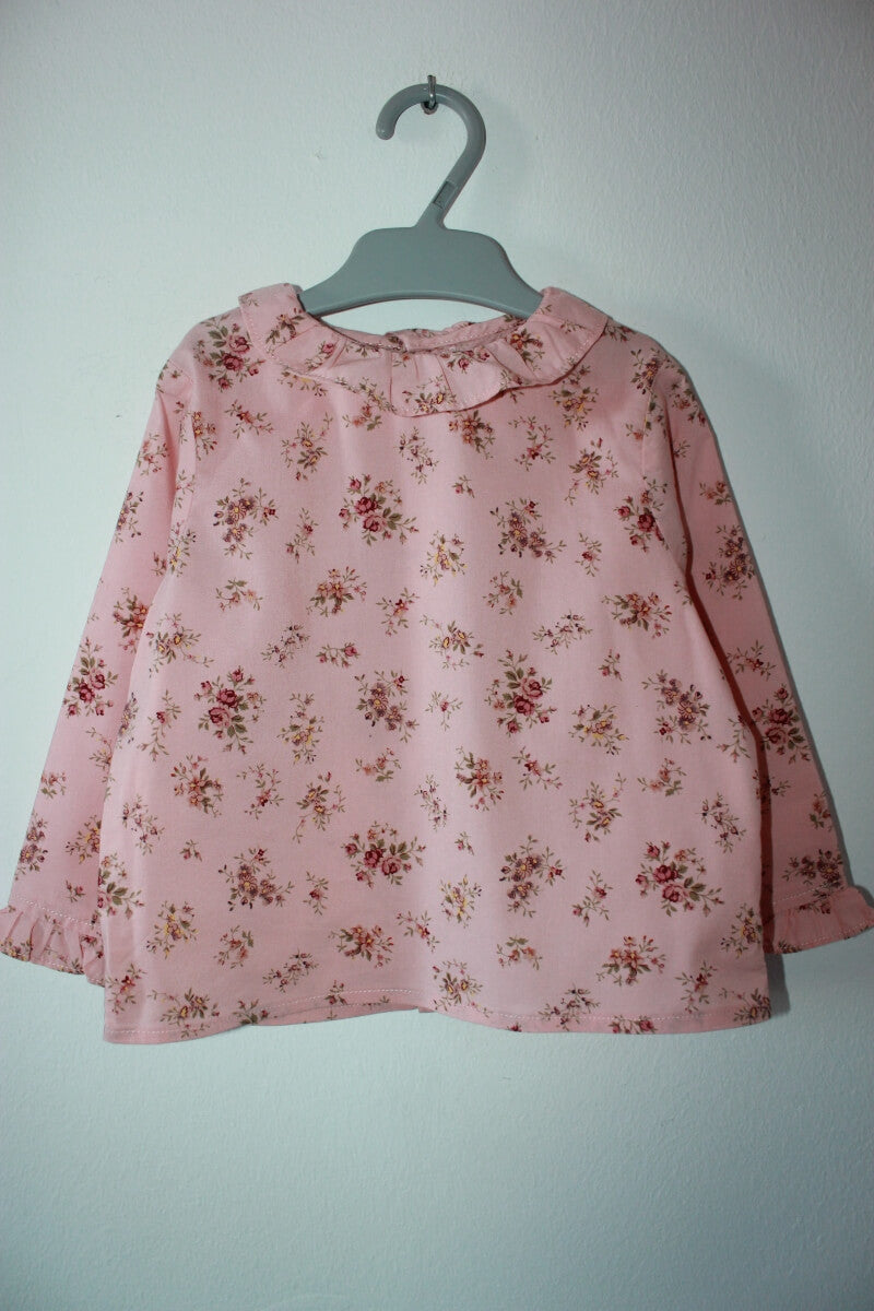 tweedehands-roze-blouse-lange-mouwen-roosjes-volantkraagje-maat-74-printemps-baby-meisje