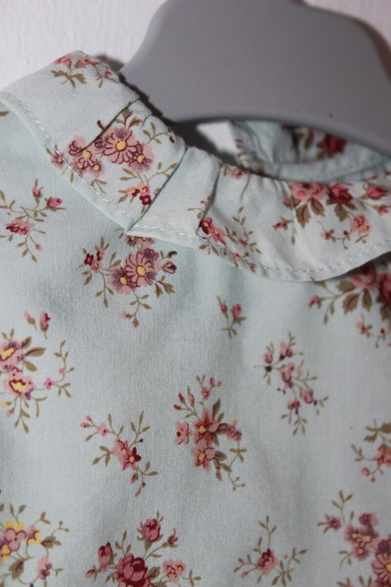 tweedehands-lichtblauwe-blouse-lange-mouwen-flowerprint-volantkraagje-maat-62-baby-meisje-printemps