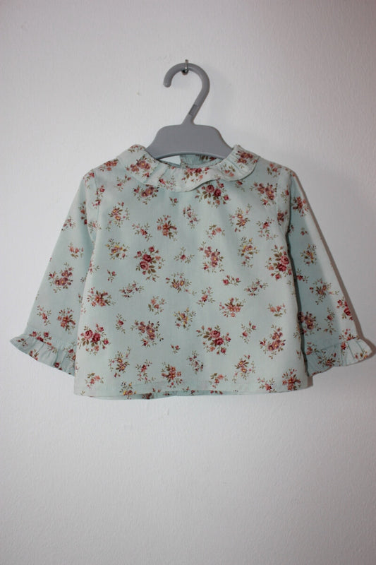 tweedehands-lichtblauwe-blouse-lange-mouwen-flowerprint-volantkraagje-maat-62-baby-meisje-printemps