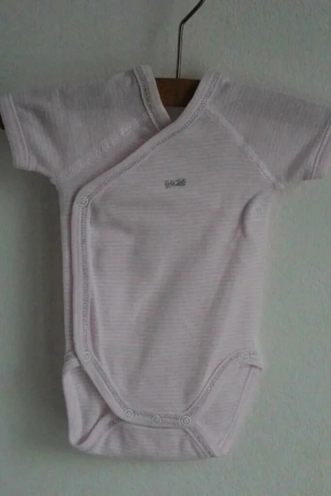 tweedehands-lichtroze-wit-gestreepte-romper-zilveren-strikje-korte-mouwen-maat-50-petit-bateau